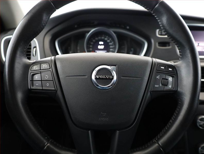 Volvo V40 (2017) 2.0 D2, Serv.kniha, Navi - fotka 8 z 16
