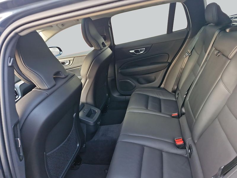 Volvo V60 B4 Plus Dark - fotka 10 z 15