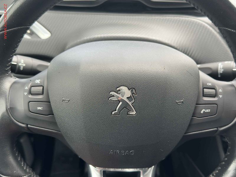 Peugeot 2008 (2017) 1.2 PT - fotka 12 z 19