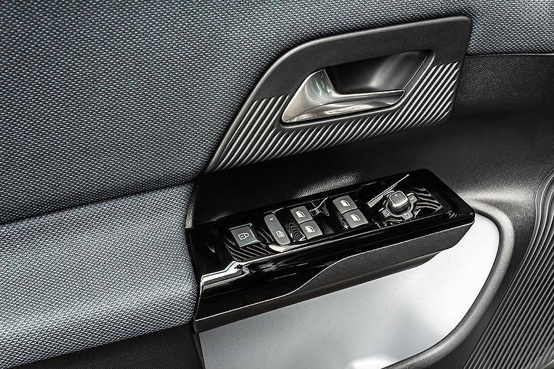 Citroën C5 Aircross (2026) 1,2 PLUS Hybrid 145k Automat - fotka 10 z 17
