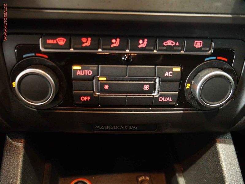 Volkswagen Jetta (2011) 1.2, 2.maj,ČR, AC, tempo - fotka 14 z 16