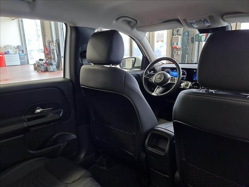 Mercedes-Benz GLB 220 4MATIC - fotka 21 z 22