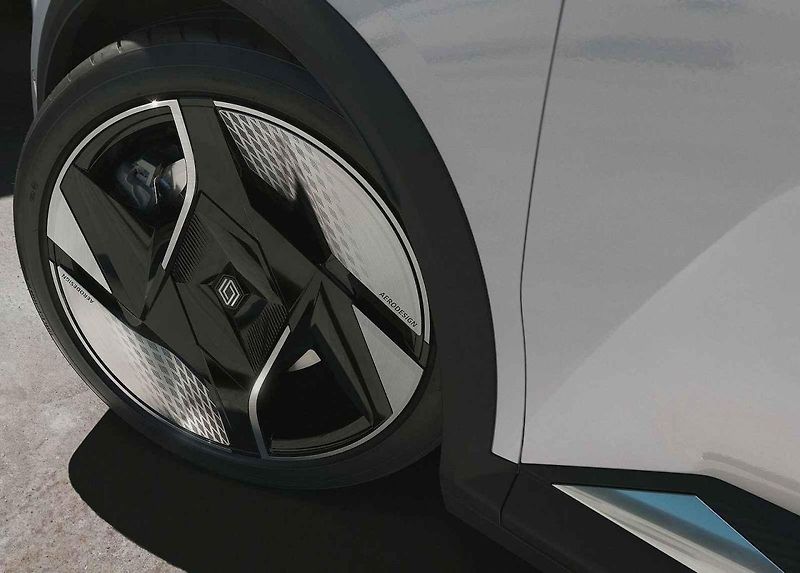 Novým Evropským autem roku je elektrický Renault Scénic