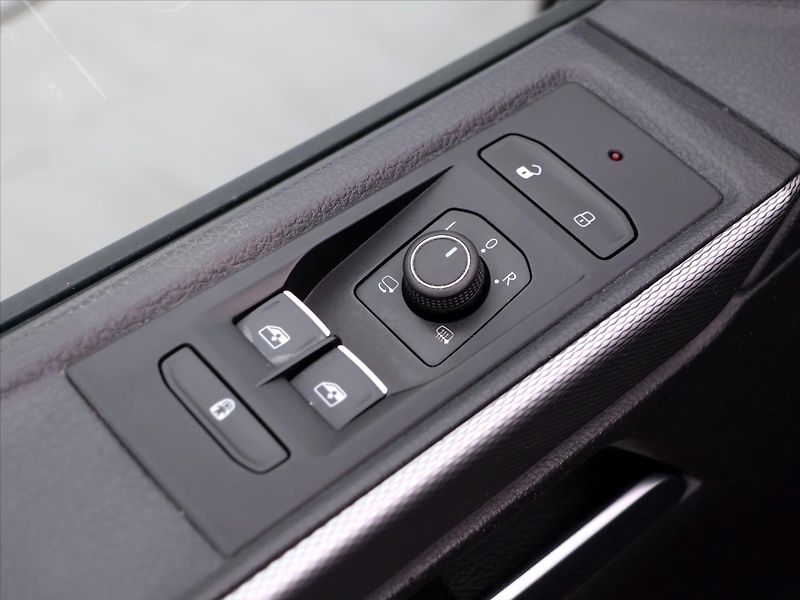 Volkswagen Multivan 2,0 TDI DSG Generation Six DPH - fotka 17 z 35