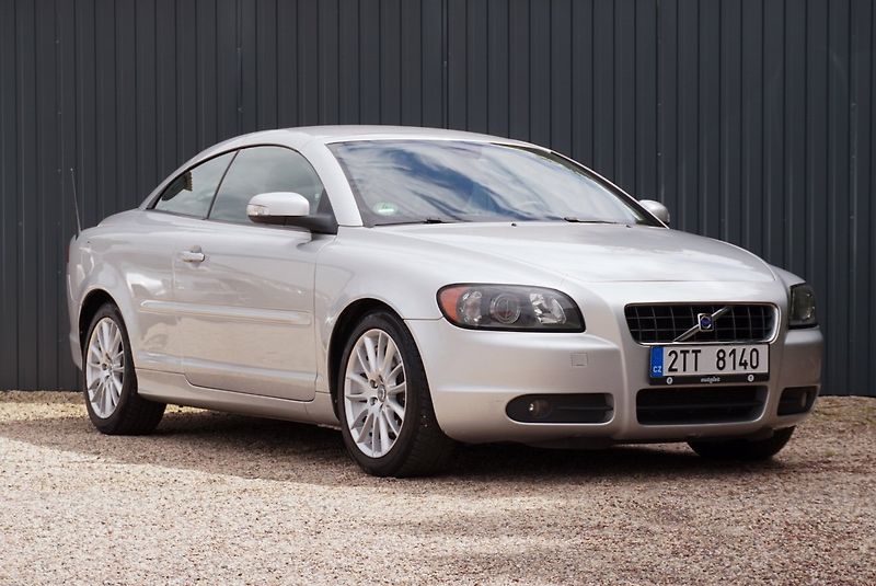 Volvo C70 2.4 D5 MOMENTUM - fotka 2 z 34