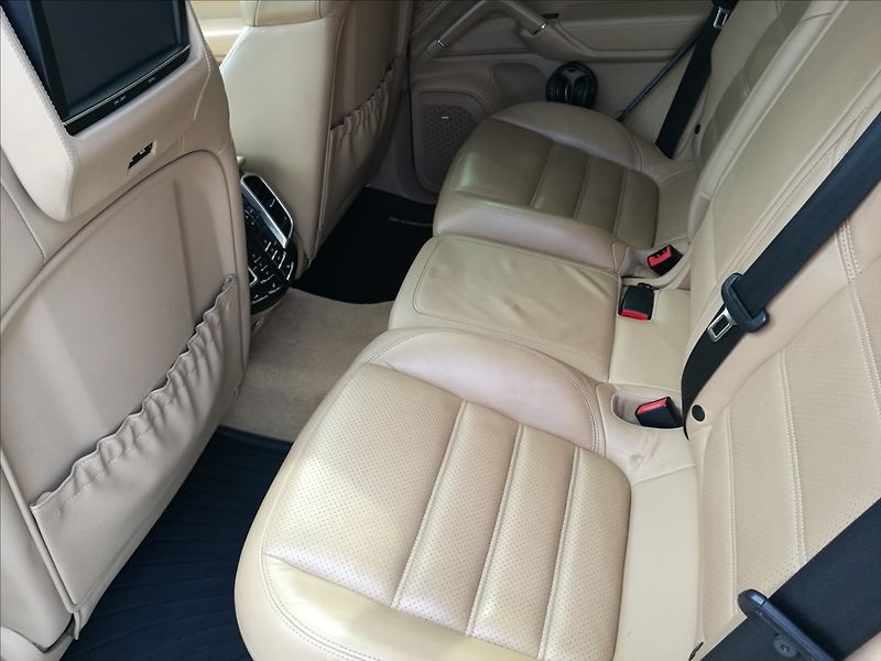 Porsche Cayenne 4,8 i V8 Turbo - fotka 26 z 32