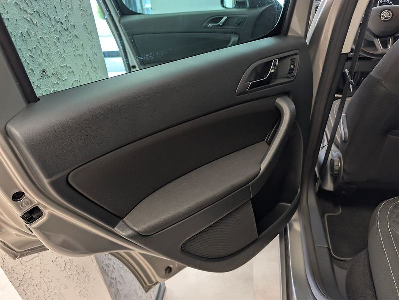 Škoda Yeti 1.4 TSI DRIVE 4x4 DSG - fotka 20 z 28