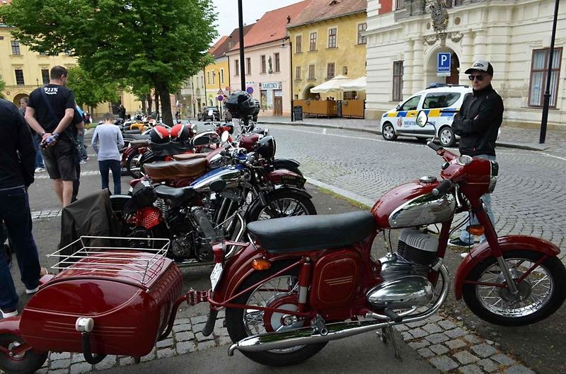 Veteránský závod odstartoval ve Velvarech na náměstí. Cíl byl na náměstí ve Slaném.