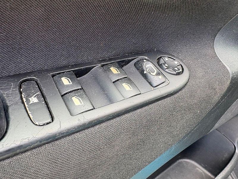 Peugeot 207 1.4VTi, 70kW, Klima, Výhřevy - fotka 13 z 19