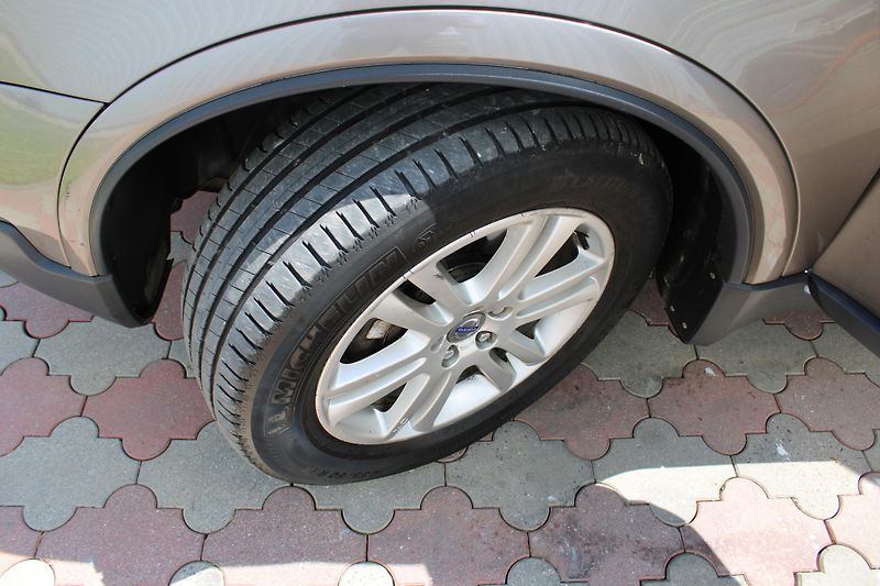 Volvo XC90 2,4 D5 AWD SUMMUM 7 MÍST CZ - fotka 27 z 28