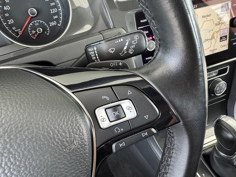 Volkswagen Golf 1,0TSI DSG*81kW*LED*Masáž - fotka 24 z 32
