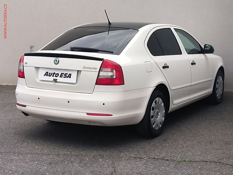 Škoda Octavia (2012) 2.0 TDi, ČR, Active, zámek - fotka 4 z 16