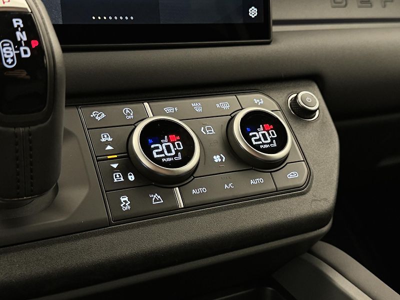 Land Rover Defender 110 D300 X-DYNAMIC SE - fotka 27 z 47