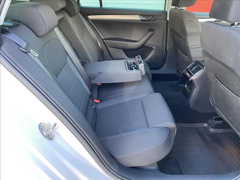 Škoda Superb 2,0 TDi  Executive / DSG / NAV - fotka 19 z 39