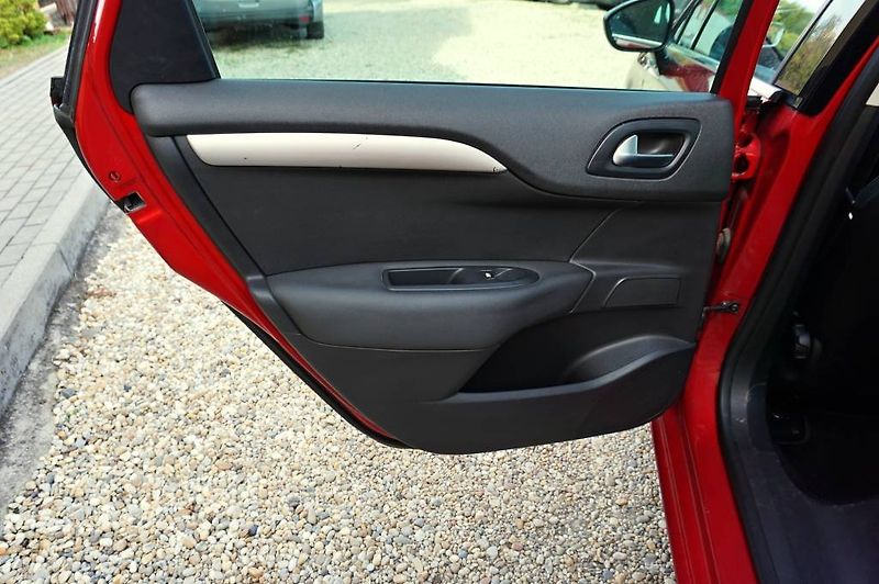 Citroën C4 (2012) 1,6 VTI 88 kW - fotka 19 z 26