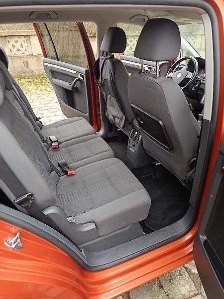Volkswagen Touran (2010) - fotka 20 z 21