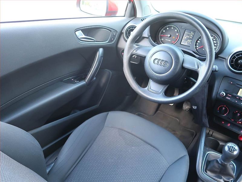 Audi A1 (2010) 1.2 TFSI, jezdí výborně - fotka 7 z 15