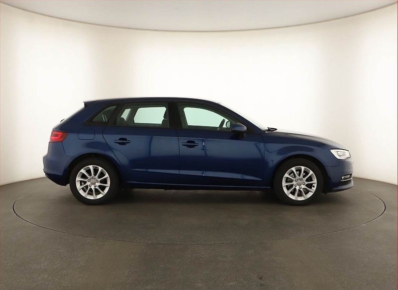 Audi A3 (2014) 1.6 TDI, Bi-Xenony, Tempomat - fotka 6 z 12