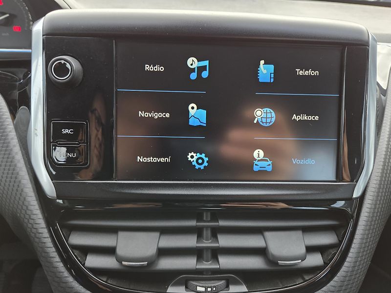 Peugeot 2008 (2017) 1.2 PT 110 ALLURE MAN5 - fotka 17 z 28