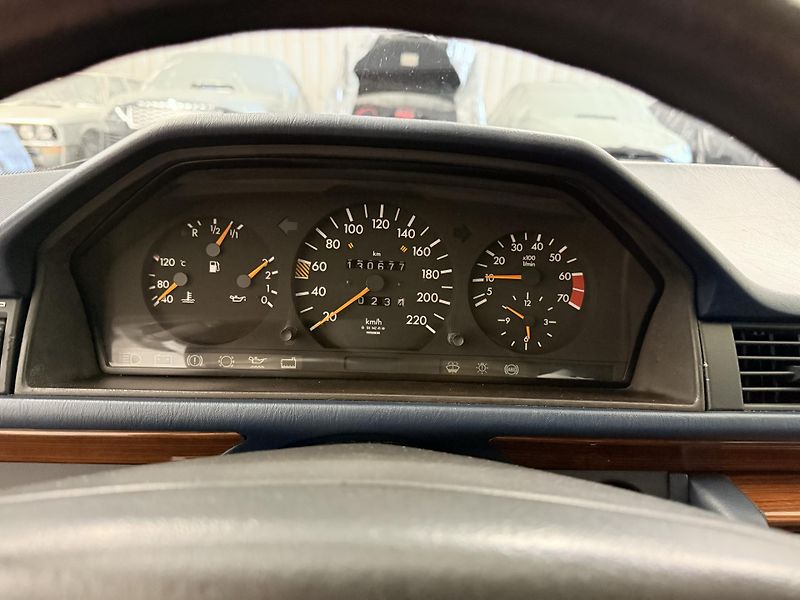 Mercedes-Benz Třídy E (1991) 2.3 , AT ,SERVIS DOLOŽEN! - fotka 25 z 34