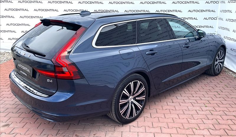 Volvo V90 2,0 i,145kW,MHEV core,STK 7/28 - fotka 4 z 28