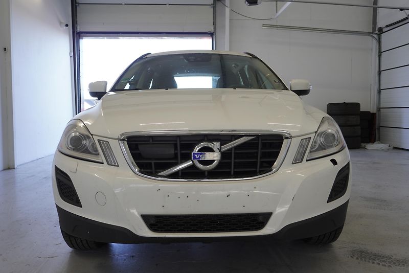 Volvo XC60 D4 AWD MOMENTUM AUT. - fotka 2 z 26