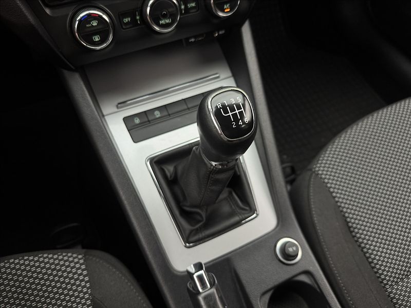 Škoda Octavia 1,6 TDi 6ST. MAN. NAVI SENZORY - fotka 24 z 33