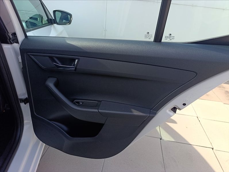 Škoda Fabia 1,0 MPi Klimatizace Tempomat - fotka 22 z 32