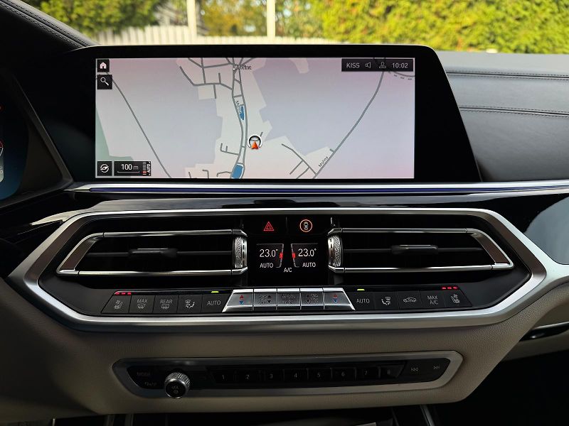 BMW X7 M50xD-R22-PANO-H&K-ČR-TOP STAV - fotka 33 z 53