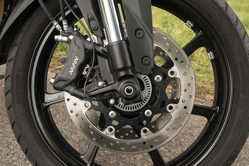 Na V-Strom může bez potíží usednout i jezdec menší postavy.