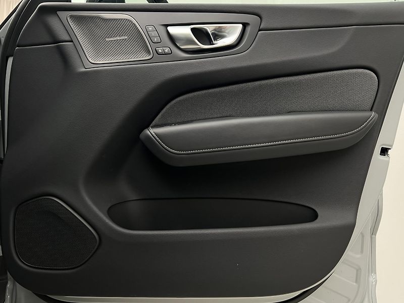 Volvo XC60 B4 AWD DARK PLUS CZ 1. maj. - fotka 45 z 45