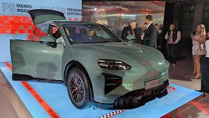 Nové Porsche Cayenne v nového showroomu značky v Praze-Ořechu.