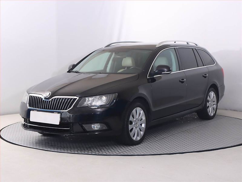 Škoda Superb (2012) 2.0 TDI, Xenony, Tempomat - fotka 2 z 17
