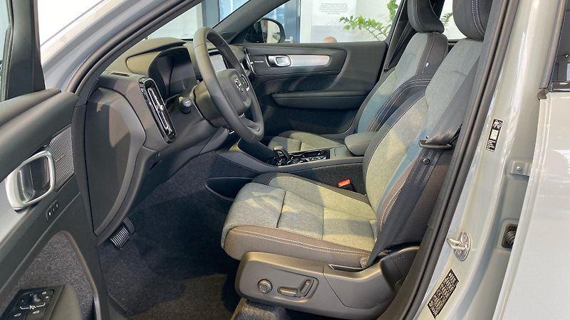Volvo XC40 (2026) PLUS BLACK EDITION, B4 FWD, 14 - fotka 9 z 15