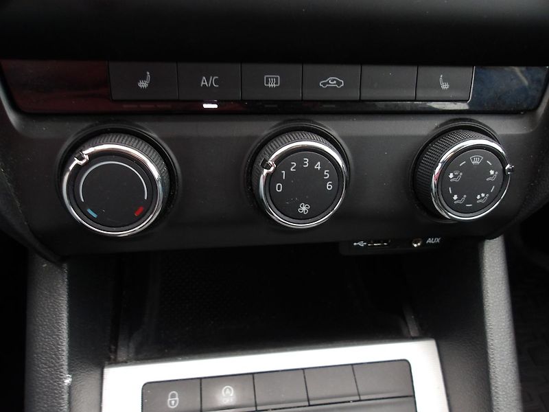 Škoda Octavia 1,6TDi 1.MAJITEL ! NAJ.137000k - fotka 27 z 30