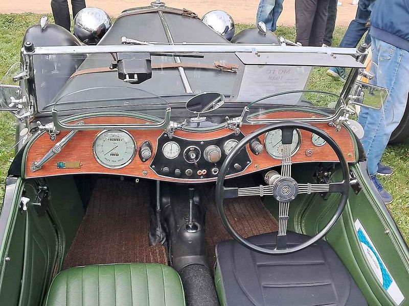 Habrovany cestovaly časem. Park zaplnily historické automobily i motorky.