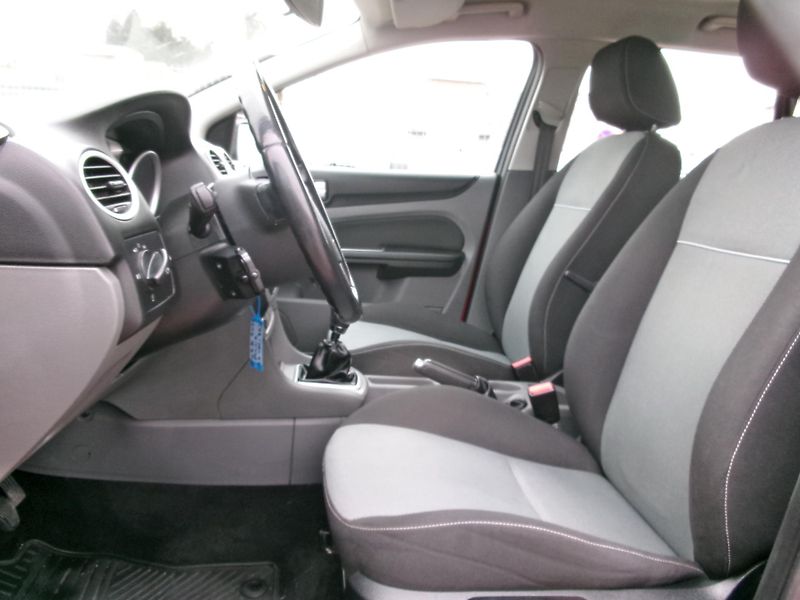 Ford Focus 1,6 - ZADÁNO - fotka 19 z 25