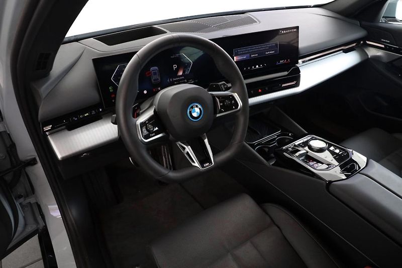 BMW Řada 5 530e xDrive Touring - fotka 2 z 31