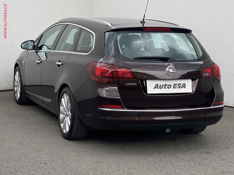 Opel Astra (2013) 1.6i, Innovation, temp. - fotka 6 z 15