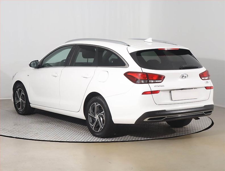Hyundai i30 (2022) Family 1.5 T-GDI MHEV - fotka 4 z 15