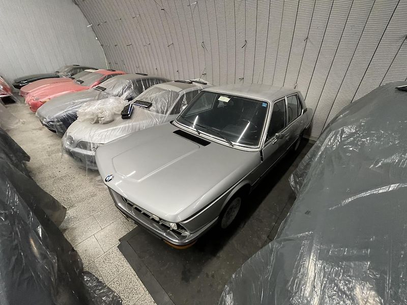 BMW Řada 5 (1974) 525i E12 REZEVOVÁNO - fotka 2 z 26