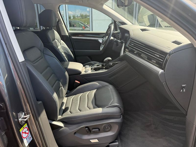 Volkswagen Touareg R-Line 3.0TDI 210kW A8 4x4 - fotka 9 z 24