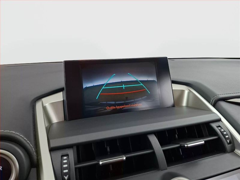 Lexus NX 300h (2015) 300h - fotka 16 z 18