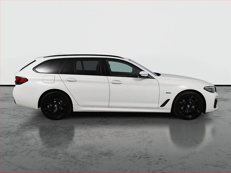 BMW Řada 5 (2022) M Sport 530e - fotka 6 z 28