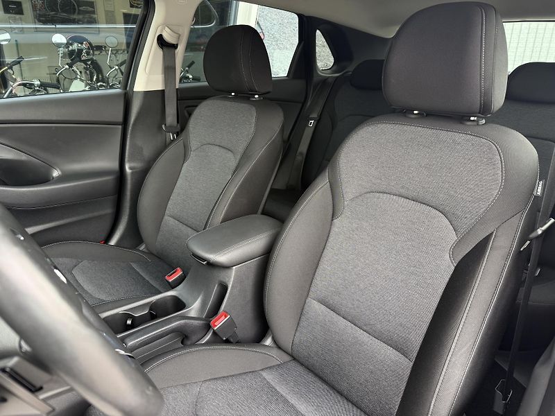Hyundai i30 1,5 T-GDI DCT Smart Automat ČR - fotka 16 z 40