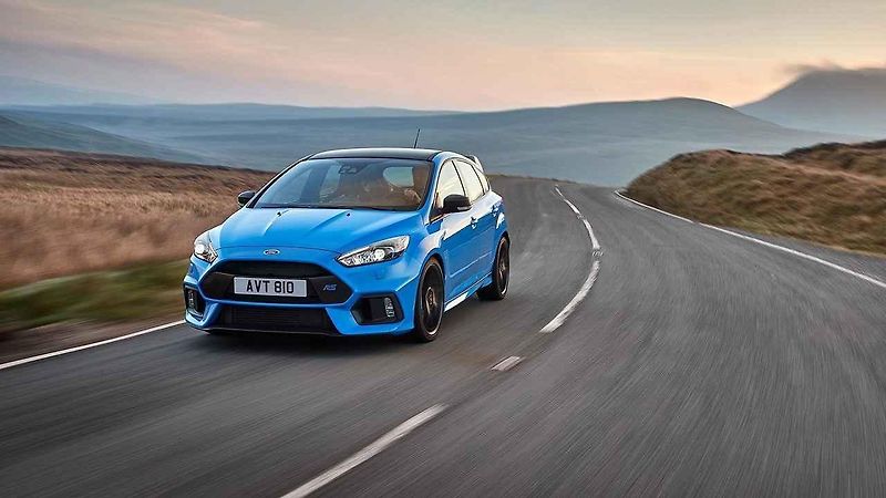 Bíle kouřící Ford Focus RS s vadným těsněním pod hlavou.