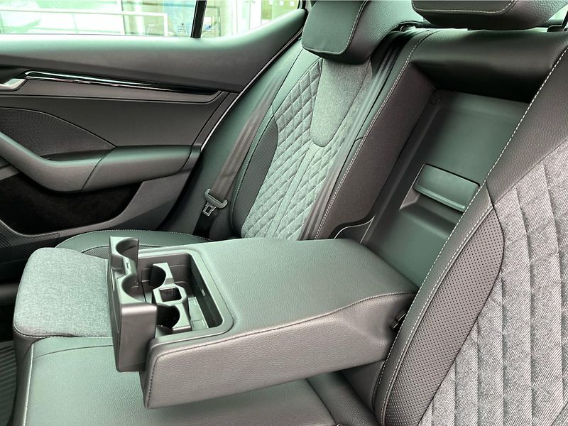 Škoda Octavia 2.0 TDi 110 kW SPORTLINE DSG - fotka 24 z 30