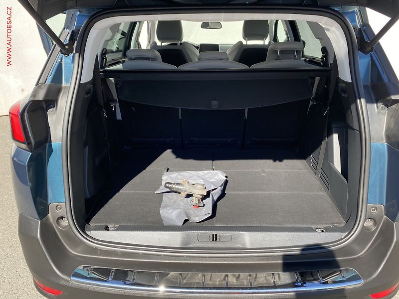 Peugeot 5008 (2018) 1.5 HDi 7míst, Allure, navi - fotka 7 z 19