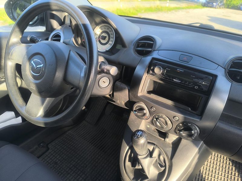 Mazda 2 KRÁSNÁ,SERVISKA,CENA,1.MAJITEL - fotka 13 z 21