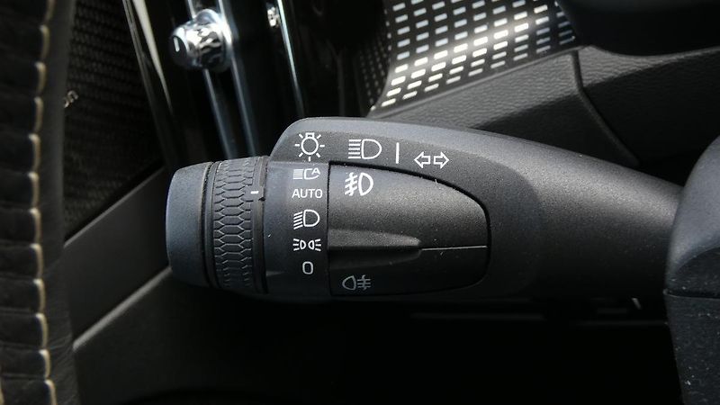 Volvo XC40 B4 AWD R-Design - fotka 10 z 22